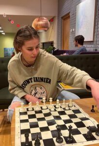 jente spiller sjakk