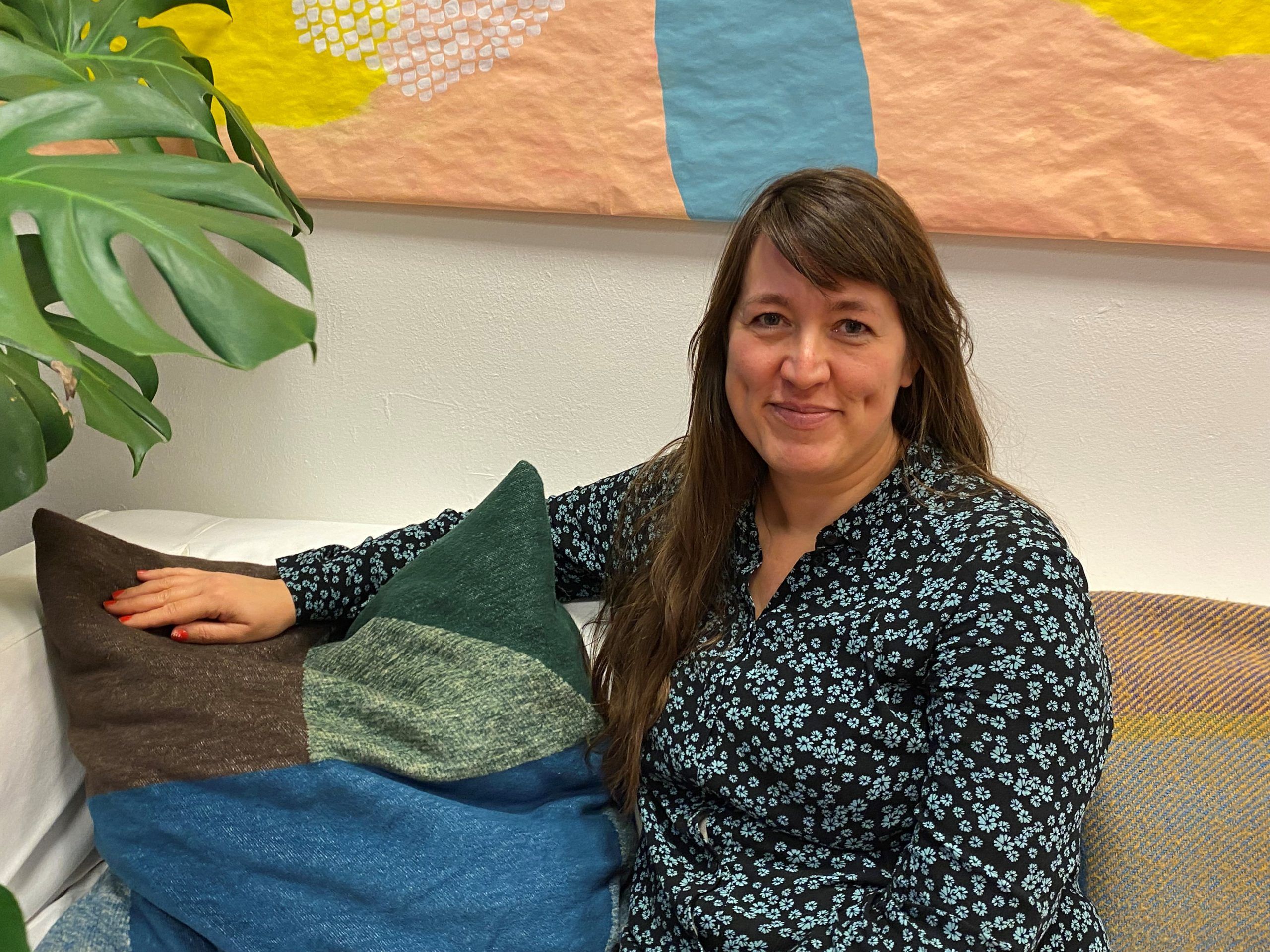 Signe Strøm, rektor ved nansenskolen, sitter i sofa