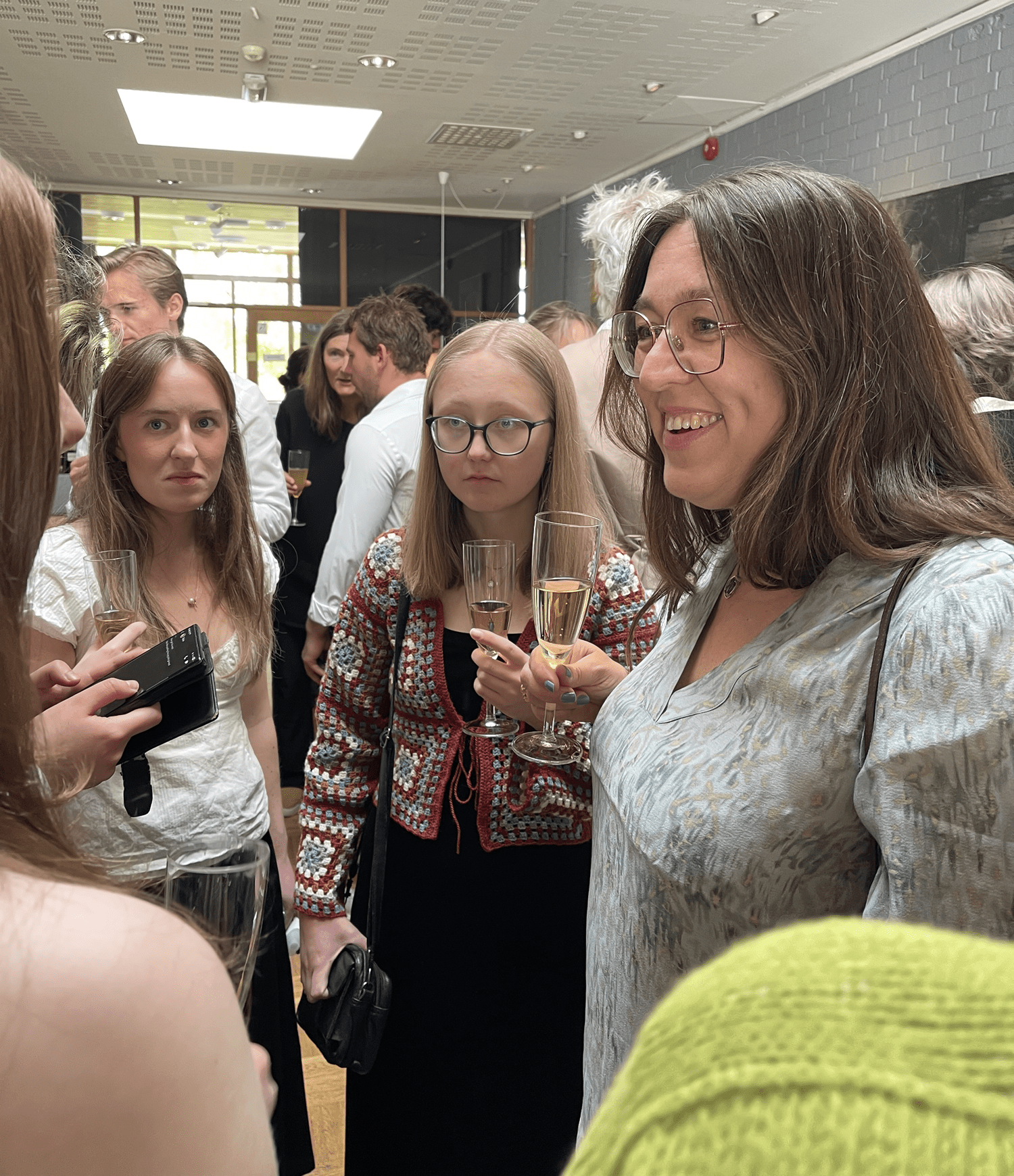 Rektor Signe Strøm i samtale med studentene på avslutningen av året 2025-26