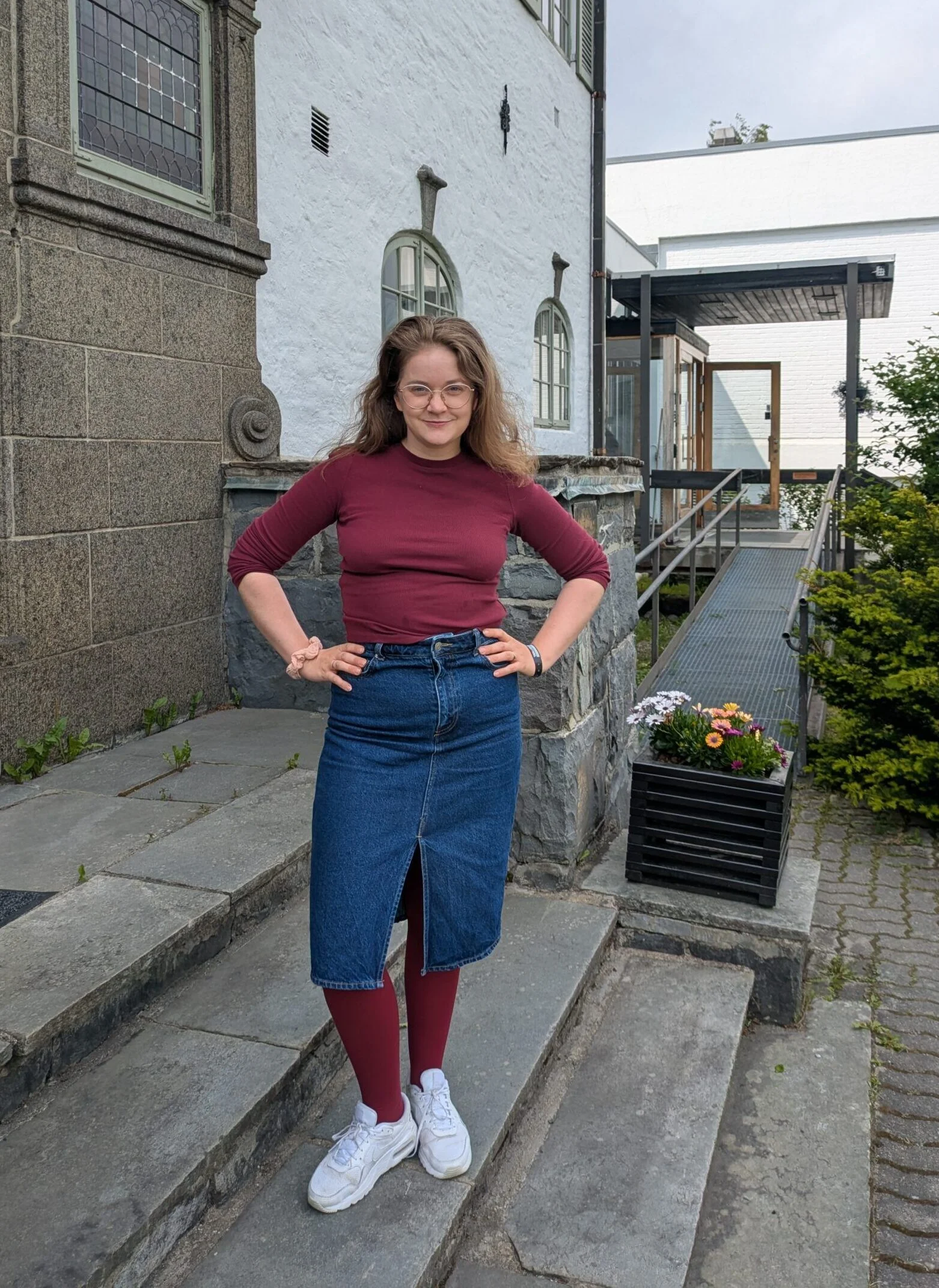 NOra Aschim foran Nansenskolens hovedinngang