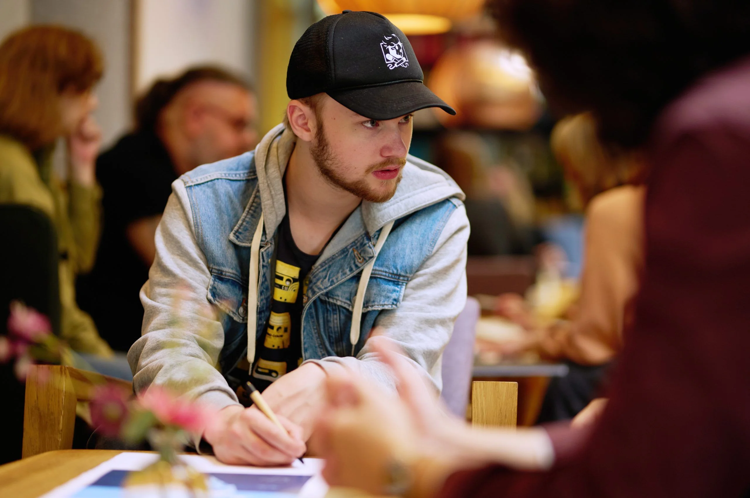Gutt med caps i gruppearbeid