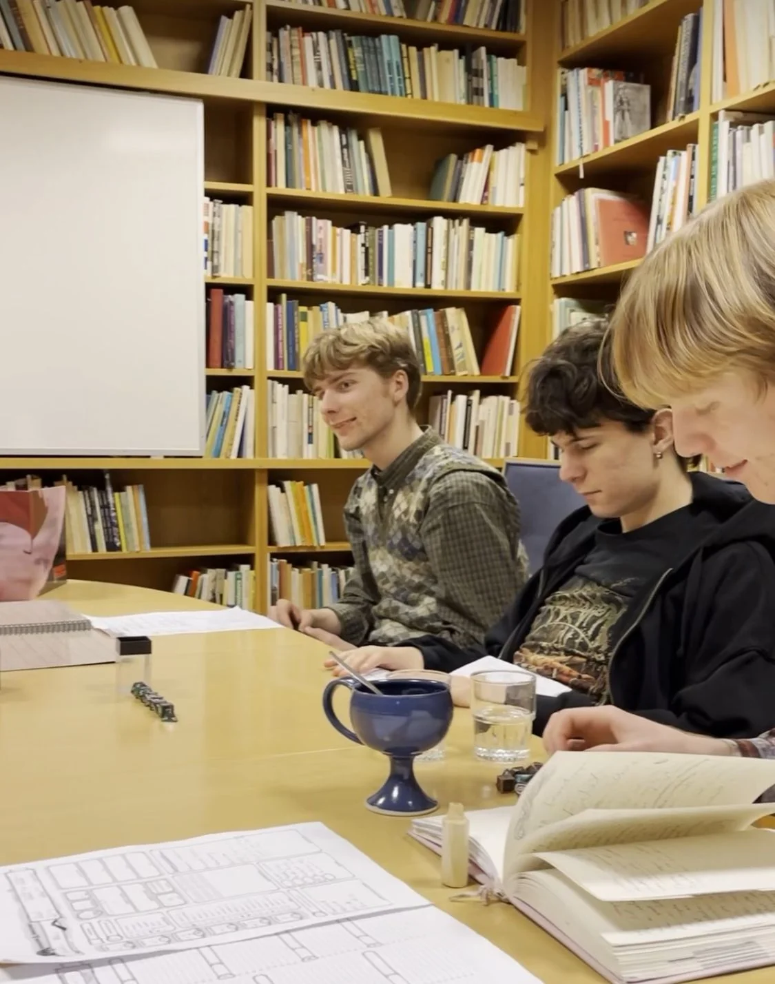 tre unge menn spiller dungeons and dragons