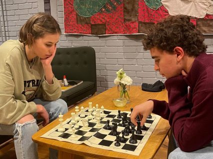 to studenter spiller sjakk